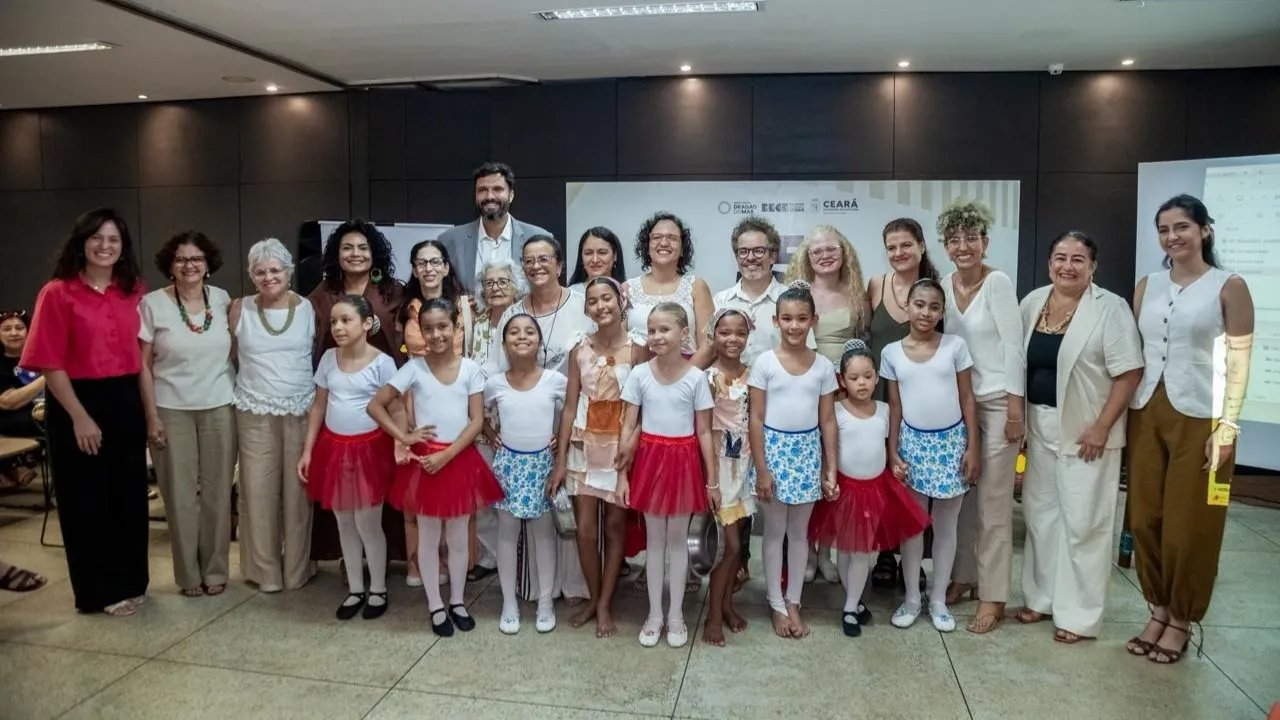 grupo de pessoas posa para a foto